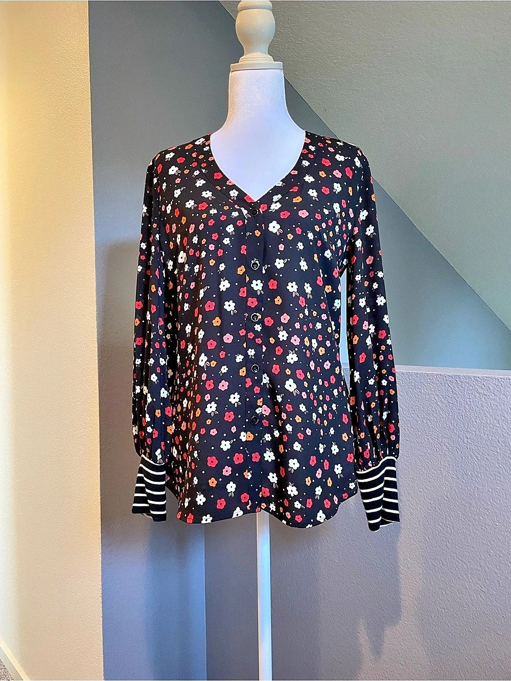 Cabi Cheerful Blouse Floral Long Sleeve Tunic in Black & Multicolor